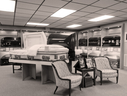 Asdrúbal nunca salió de su ciudad natal; su puesto de empleado administrativo en una empresa fúnebre no daba para tanto