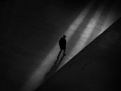 Hombre camina solitario: Carlos, se vestía de colores vistosos, llevaba cabellos largos, usaba una chaqueta de cuero negro con botones dorados