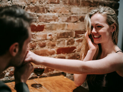 L'amour est un thème infini.  Une force fait que l’amant ne résiste pas à l’amour, ainsi qu'à son essence même