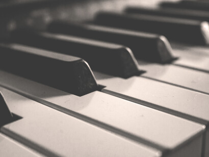 Acercamiento a las teclas de un piano