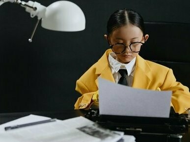 Quando um novo funcionário ingressa em uma empresa, ele inicia um processo intenso de mimetismo (imitação) para se adaptar ao que a sociologia chama de "cultura organizacional"