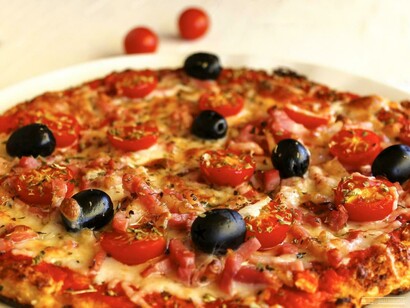 Pizza hecha sobre una base de coliflor
