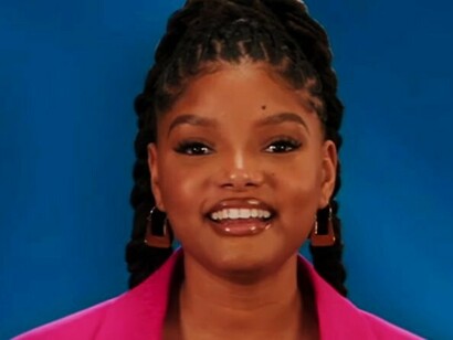 Halle Bailey, atriz que interpretou a Pequena Sereia no live action de 2023. Essa escolha gerou debates, mas representa um passo importante na reimaginação de clássicos com maior diversidade.


