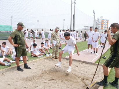 Estudiantes ejercitando en el Colegio Militar "Leoncio Prado", La Perla, Callao, Perú