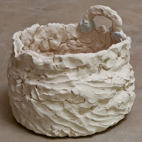 Beverly Semmes, Handle Pot #4, 2015, High fire ceramic and epoxy, 25,4 x 29,2 x 30,5 cm (10 x 11 1/2 x 12 in.), Courtesy of Beverly Semmes & Susan Inglett Gallery © Chris Kendall