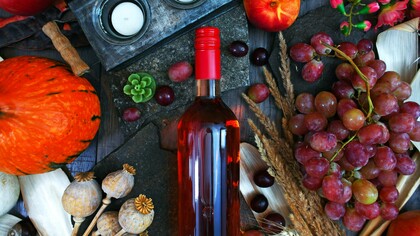 Durante i sontuosi banchetti, il vino veniva diluito con acqua e arricchito di spezie, simbolo del lusso e dello stile di vita raffinato dell'élite romana