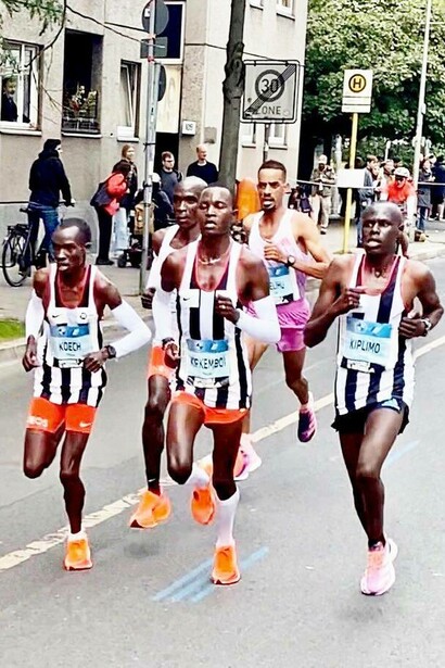 Eliud Kipchoge gets ahead in Berlin Marathon, 2015