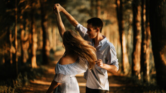 Pareja bailando en un sendero dentro del bosque en Anne Springs, Fort Mill, Estados Unidos
