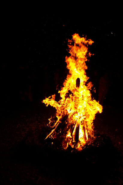 Una gran fogata a la noche. ¿Qué es quemar? Por un lado, destruir; por otro, crear
