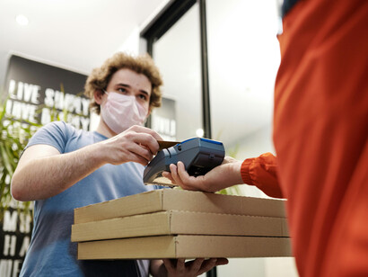 Pedidos de delivery cresceram durante a pandemia, dados mostraram que 7 entre 10 brasileiros pediram comida por aplicativo

