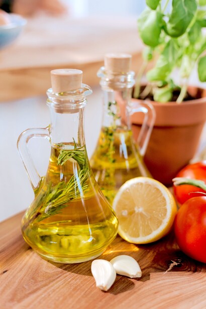 A preferência pelo azeite extra-virgem é crucial, pois sua produção preserva os antioxidantes e anti-inflamatórios mais potentes, oferecendo maior proteção contra danos oxidativos