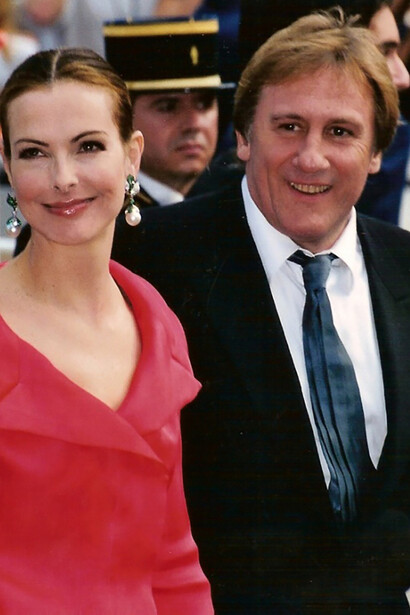 Gérard Depardieu avec Carole Bouquet. Aujourd'hui, 56 artistes prennent sa défense dans une tribune, parlant surtout d'une cabale et d'un acharnement à son encontre © 2001 By Georges Biard, CC BY-SA 3.0