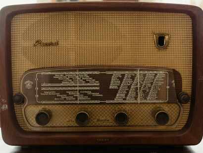 Rádio antigo. Como ocorre em qualquer mídia jovem e lucrativa, uma competição intensa se estabeleceu e com ela a evolução da narrativa se tornando cada vez mais elaborada, pois todos queriam deixar sua marca como visionários e ganhar muito dinheiro