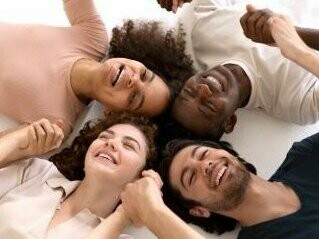 Amigos reunidos. Tomados por todo desenvolvimento da tecnologia chegamos à inteligência artificial, que nos alcançou como um maratonista alcança o outro, e meio que confusos ainda com o que isso significa buscamos alguns caminhos repetitivos e próprios dos humanos: paralisamos sem entendimento fingindo não digerir o processo, seja por apego ao que tínhamos ou medo de não pertencer