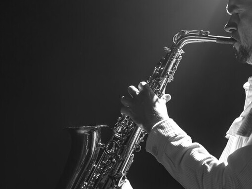 Nacido del encuentro entre ritmos africanos, tradiciones europeas y la vida cultural de Nueva Orleans, el jazz transformó la manera de escuchar música, de bailar y de sentir la improvisación