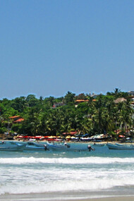 Las playas de Puerto Escondido, Oaxaca, México, ofrecen escenarios diversos, donde cada rincón revela una personalidad distinta entre el mar, la arena y la vegetación tropical