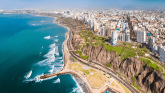 Panorámica de la costa frente a la ciudad capitalina Lima, Perú