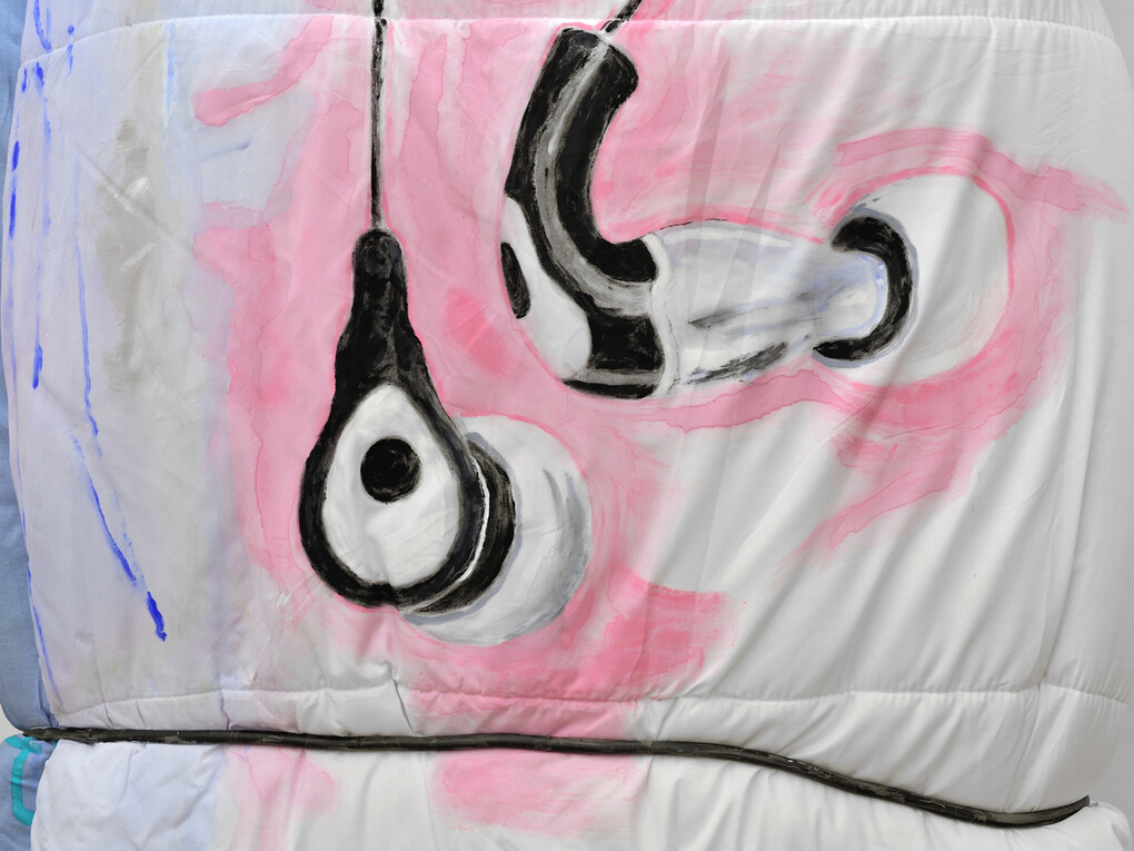 Jean-Alain Corre, Métro bondage (écouteurs), 2015, Matelas, couette, peinture acrylique, gouache, acier, câbles électriques, 185 x 90 x 68 cm, Photo : Rebecca Fanuele, Courtesy galerie Thomas Bernard-Cortex Athletico