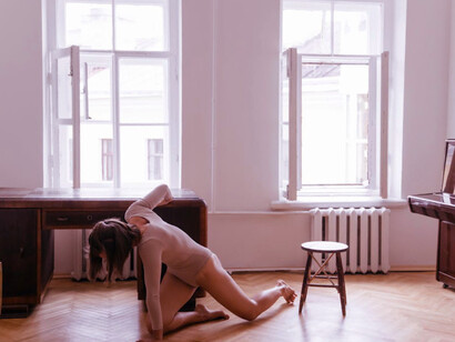 As she dances freely, her every gesture reflects the profound self-discovery that solitude can bring, unveiling the parts of her personality usually hidden from view