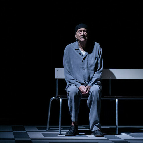 Giovanna Daddi e Dario Marconcini in “La mamma sta tornando, povero orfanello”. Un bambino di 62 anni chiama sua madre: vorrebbe tanto che lei lo prendesse per mano e trascorressero insieme una domenica felice