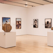 Cara Romero, Panûpünüwügai (Luz viviente), vista de exhibición. Cortesía del Phoenix Art Museum