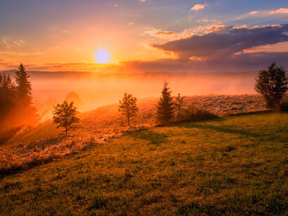 Amanecer en el campo: apostar por el sueño de calidad es apostar tanto por alargar el número de años vividos en un estado saludable y vital, como por alargar la esperanza de vida