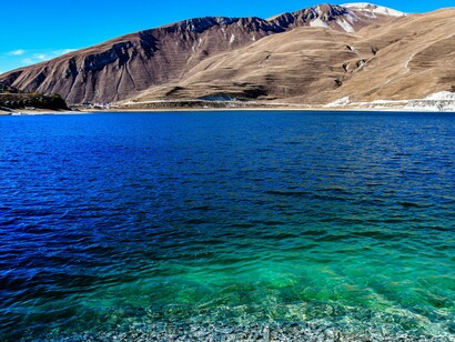 A dammed lake on the border between Dagestan and the Chechen Republic, the Kezenoy-am is mostly in the latter territory