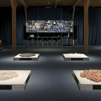 Verschiedene künstler, Made in Gmunden. Artists in residence, ausstellungsansicht. Mit freundlicher genehmigung der Academy of Ceramics Gmunden