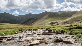 Kirghizistan, vallata e caravanserraglio sullo sfondo 