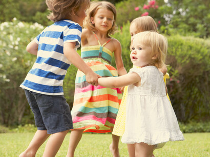 Grupo de niños canta una ronda