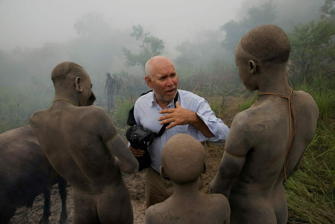 Steve McCurry, Steve McCurry che parla con un uomo della tribù Surma, Omo Valley, Ethiopia, 2012