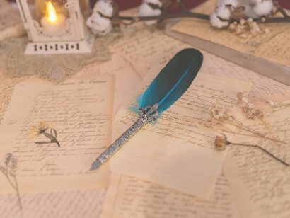 Pluma entre papeles y escritos poéticos