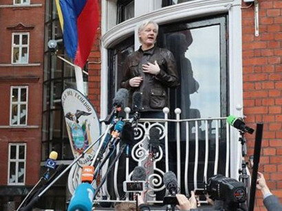 Julian Assange parla con i giornalisti dall'ambasciata dell'Ecuador a Londra