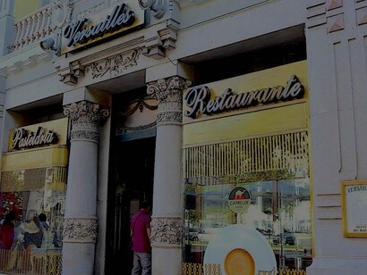 Decoração adornada do exterior da Pastelaria Versailles, em Lisboa, Portugal