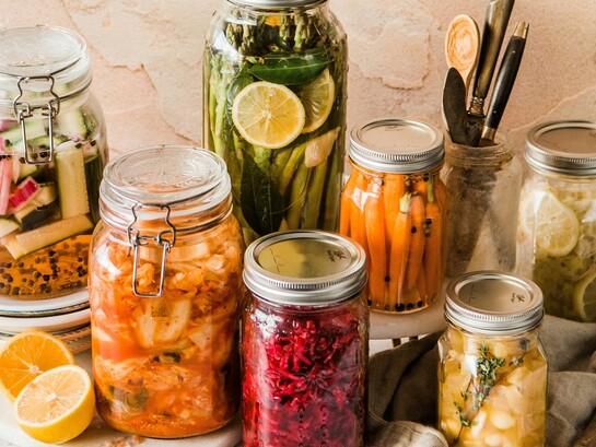 La fermentazione è una trasformazione naturale in cui lieviti, batteri e muffe convertono zuccheri e amidi, rendendo gli alimenti più nutrienti, digeribili e conservabili