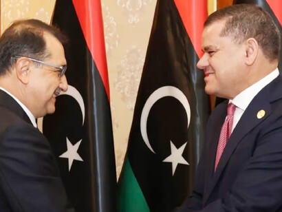 Signature de l'Accord Turquie-Libye en octobre 2022. Les réserves d'hydrocarbures de la Libye étant importantes et peut-être les plus importantes d'Afrique, il est clair que les médiations internationales visant à réharmoniser ce pays sont en activité constante, d'autant plus qu'elles sont motivées par des intérêts économiques et politiques majeurs © AFP

