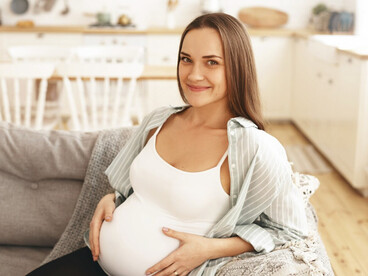 Tu cuerpo se está preparando para el parto. Puedes experimentar una fase donde tendrás ráfagas de energía que te ayudarán a preparar tu hogar para la llegada del retoño. Es posible que sientas alivio, ya que el bebé se ha movido hacia una posición más baja