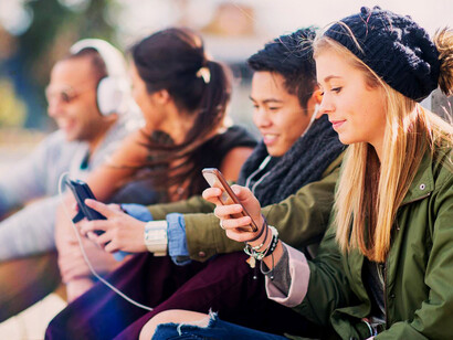 Jóvenes enviando mensajes de texto: hoy en día llamar se ve como algo invasivo, que se necesita una solicitud previa por mensaje si podemos o no llamar