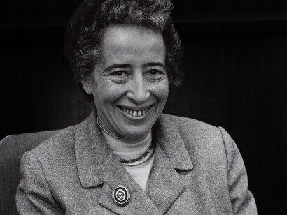 Hannah Arendt expone cómo regímenes totalitarios no buscan que la gente crea una mentira sino que intentan destruir la noción de verdad hasta lograr que la realidad sea irreconocible
