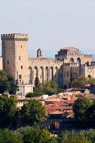 Palácio dos Papas, Avignon, França. Mais à frente o gigantesco Palácio dos Papas que nos faz viajar no tempo e na História e ainda mais alto, um jardim delicioso, com paisagens soberbas sobre o rio Ródano