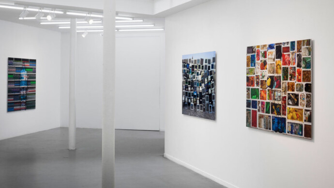 Liu Bolin, Exhibition view. Courtesy of Galerie Paris-Beijing