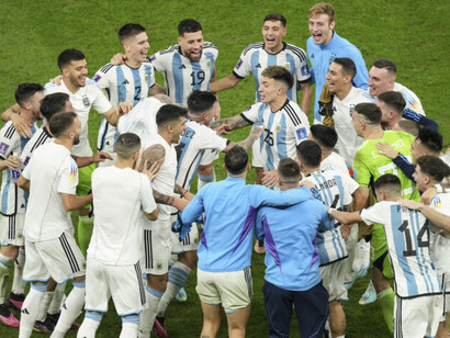 Jugadores de la selección argentina celebran la victoria en semifinales por la Copa Mundial de Fútbol, Lusail, Qatar, 13 de diciembre de 2022