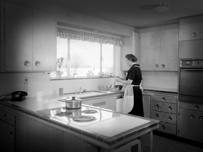 Mujer en la cocina, 1956. Los desarrollos tecnológicos hacia la mitad del siglo XX cambiaron la vida en el hogar para siempre