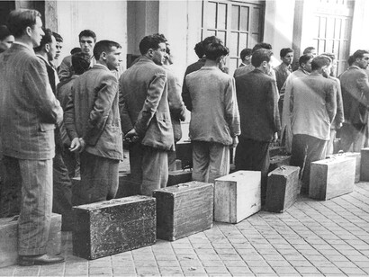 Fila de emigrantes en la estación