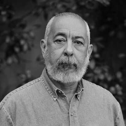 En la obra de Leonardo Padura, Cuba aparece como una patria herida, atravesada por el deterioro material y el cansancio moral, pero aún sostenida por un profundo sentido de pertenencia