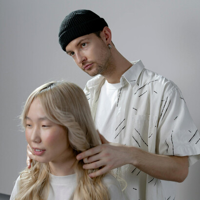 Silvia e Gerard. Sílvia olhou-se ao espelho, virou a cara e o corpo, observou-se, de todos os ângulos