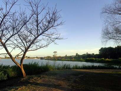 La caminata junto al río ofrece no solo paisajes memorables, sino también un respiro al ritmo cotidiano. Costanera de San Pedro, Provincia de Buenos Aires, Argentina