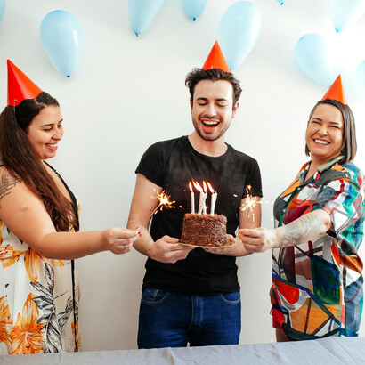 Aniversário com bolo brigadeiro. O bolo brigadeiro, que levava a massa de chocolate, recheio e cobertura de brigadeiro e granulado