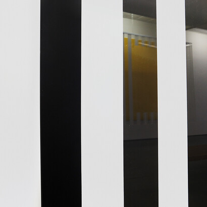 Daniel Buren, (detalhe) Cores, luz, projeção, sombras, transparência: obras situadas black, 2015, madeira, acrílico e vinil, adesivado, 200 x 200 cm