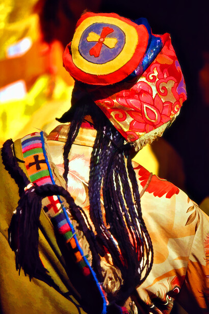 Lhasa, Tibet – Donna in abito tradizionale
(Editing artistico). Ph Sergio Pessolano
